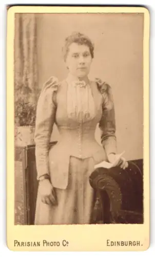 Fotografie Parisian Photo Co., Edinburgh, 75, Princes St. and 1, Hanover St., Elegante Dame mit einem Zettel