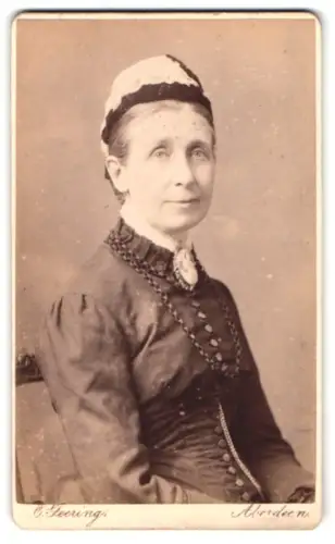 Fotografie E. Geering, Aberdeen, 10, Union Place, Ältere Dame mit Haube und Kragenbrosche