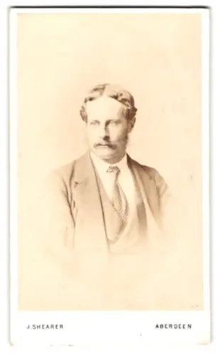 Fotografie Johnston Shearer, Aberdeen, 238, Union St. West, Eleganter Herr mit Schnurrbart