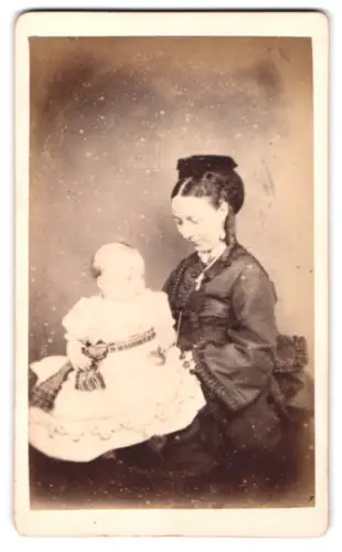 Fotografie Ross & Pringle, Edinburgh, 114, George St., Elegante Dame mit Kleinkind auf dem Schoss