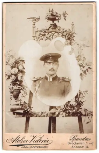Fotografie Aterlier Victoria, Spandau, Brückenstr. 1, Uffz. der Ulanen in Uniform mit Schützenschnur und Schirmmütze