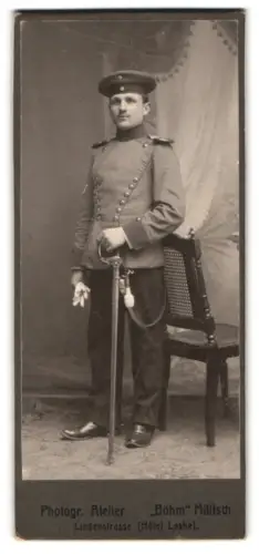 Fotografie Atelier Böhm, Militsch, Lindenstrasse, Ulan Karl Beier in Uniform mit Krätzchen und Säbel