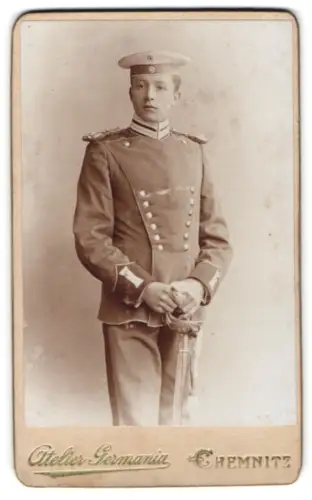 Fotografie Atelier Germania, Chemnitz, Zwickauerstr. 2p, Garde-Ulan in Uniform mit Krätzchen und Säbel