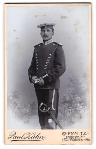 Fotografie Paul Kühn, Chemnitz, Langestr. 34, Garde-Ulan in Uniform mit Krätzchen und Säbel