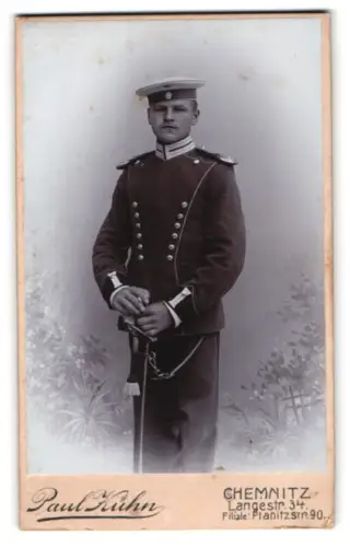 Fotografie Paul Kühn, Chemnitz, Langestr. 34, Garde-Ulan in Uniform mit Krätzchen und Säbel