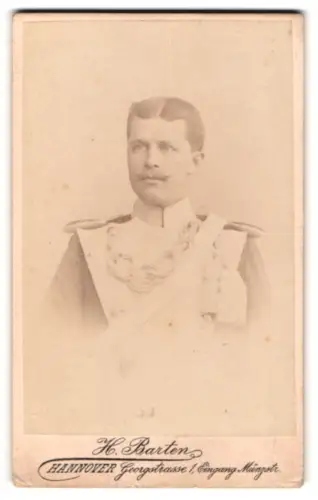 Fotografie H. Barten, Hannover, Georgstrasse 1, Ulan in Parade-Uniform mit Paraderabatte