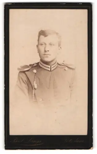 Fotografie Paul Lange, Potsdam, Nauener Strasse 8, Garde-Ulan in Uniform mit Epauletten