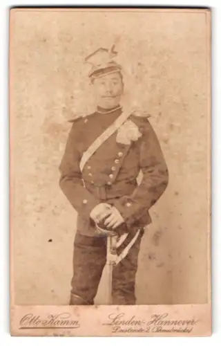 Fotografie Otto Kamm, Linden-Hannover, Deisterstr. 2, Ulan in Uniform mit Tschapka, Paraderabatte und Säbel