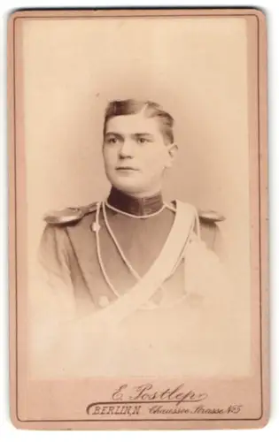 Fotografie E. Postlep, Berlin, Chaussee-Strasse 5, Garde-Ulan in Uniform mit Paraderabatte