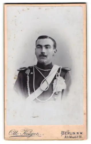 Fotografie Otto Krüger, Berlin, Alt-Moabit 131, Ulan in Uniform mit Schützenschnur und Paraderabatte