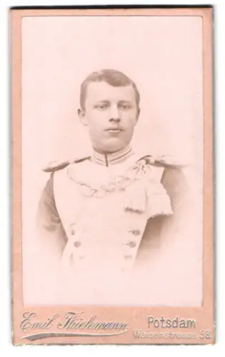 Fotografie Emil Thielemann, Potsdam, Waisenstrasse 58, Ulan in Parade-Uniform mit Paraderabatte