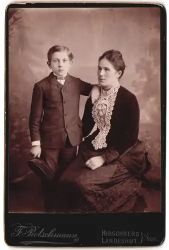 Fotografie F. Pietschmann, Hirschberg i. Schl., Frau mit Kleid und reicher Stickerei, Junge im Anzug