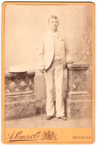Fotografie Albert Lomer & Co., Brisbane, Queen St., Junger Mann im hellen Anzug mit Hut
