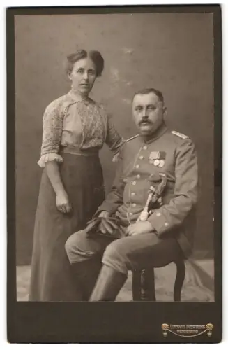 Fotografie Ludwig Mertens, Rendsburg, Offizier in Uniform mit 3 Ehrenzeichen, dabei Centenar-Medaille, und Säbel