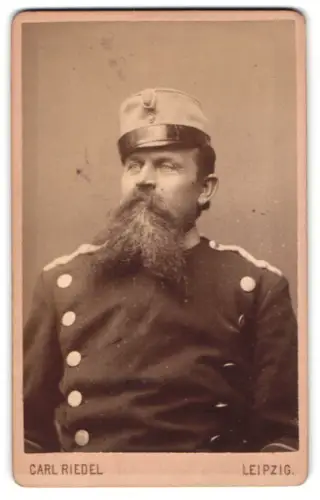 Fotografie Carl Riedel, Leipzig, Rosenthal-Str. 9, Offizier im Überrock mit Schirmmütze