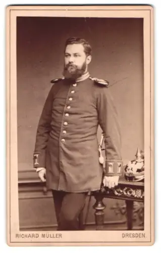 Fotografie Richard Müller, Dresden, Marienstr. 26, Soldat der Garde-Truppen in Uniform mit Pickelhaube und Seitenwaffe