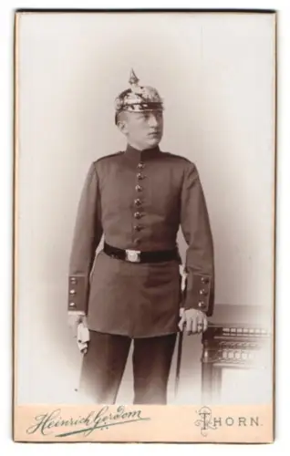Fotografie Heinrich Gerdom, Thorn, Katharinenstr. 8, Soldat in Uniform mit Pickelhaube und Bajonett