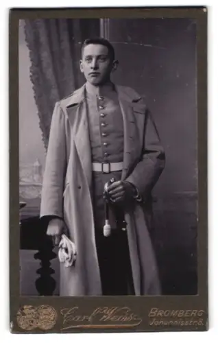 Fotografie Carl Weiss, Bromberg, Johannistr. 8, Soldat im Uniformmantel mit Säbel