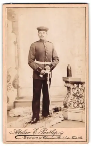 Fotografie E. Postlep, Berlin, Chaussee-Str. 5, Garde-Soldat in Uniform mit Krätzchen und Säbel