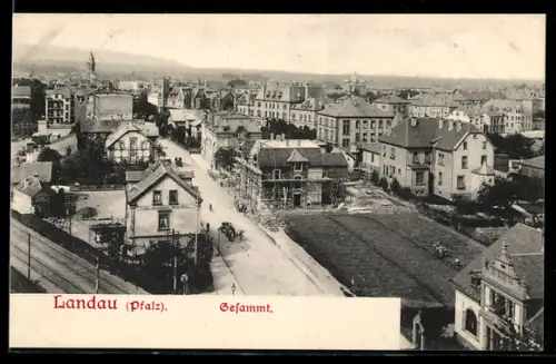 AK Landau /Pfalz, Gesamtansicht der Stadt, mit Haus im Bau, Strasse, Bahnschienen