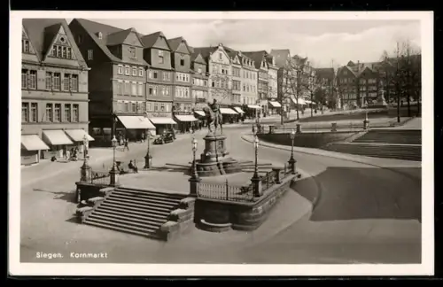 AK Siegen, Kornmarkt mit Denkmälern u. Geschäften
