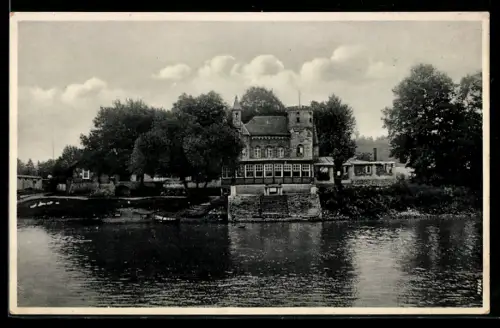 AK Könnern a. Saale, Gasthaus Georgsburg, Inh. R. Neumann, Ansicht vom Wasser