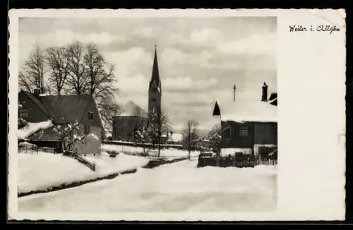 AK Weiler i. Allgäu, Ortspartie mit Kirche im Schnee