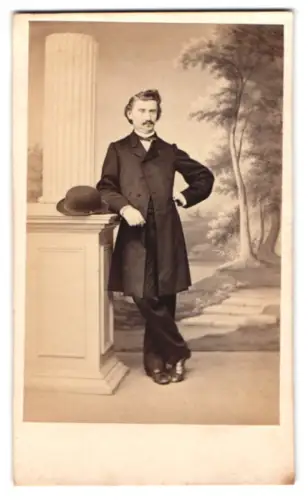 Fotografie C. Wedemeyer, Hildesheim, Almstrasse 31, Stehender Mann an Säule