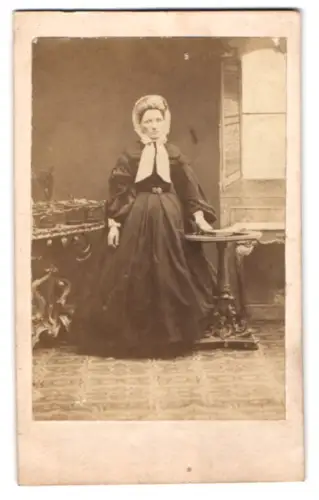 Fotografie C. Cross, London, Brixton Road, Dame mit Haube und Tisch