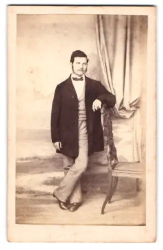 Fotografie unbekannter Fotograf und Ort, Eleganter Herr an Stuhl gelehnt