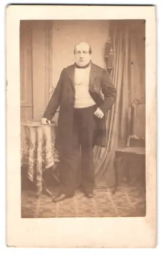 Fotografie Alex. Seitz, Leipzig, Eleganter Herr neben einem Tisch