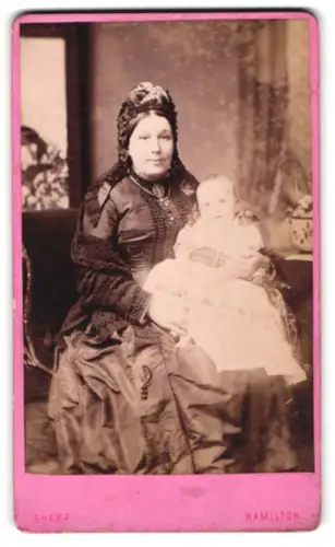 Fotografie Sharp, Hamilton, Quarry Street, Frau in eleganter Tracht mit Kind