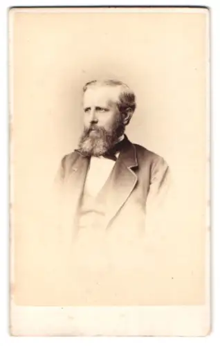 Fotografie B. Devine, Edinburgh, 101st Princes Street, Porträt eines Herrn mit Bart