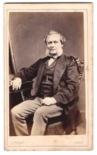 Fotografie T. Coleman, London, Brunswick Place 19, Porträt eines elegant gekleideten Mannes