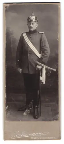 Fotografie Assmann, Thorn, Brückenstrasse 15, Leutnant in Uniform mit Schärpe, Pickelhaube und Säbel