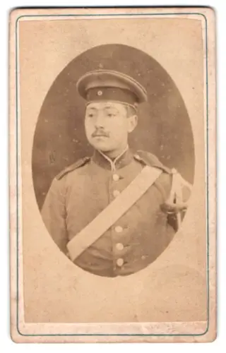 Fotografie N. Mack, Forbach, Bahnhofstrasse, Soldat in Uniform mit Krätzchen und Säbel