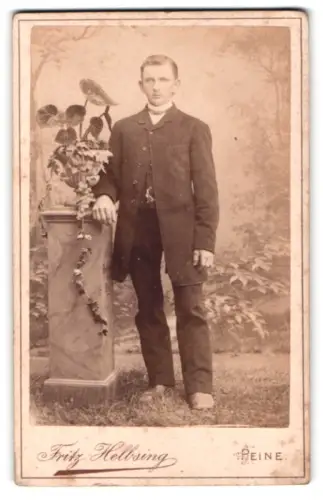 Fotografie Fritz Helbsing, Peine, Breite Strasse 50, Porträt eines Mannes mit Pflanze