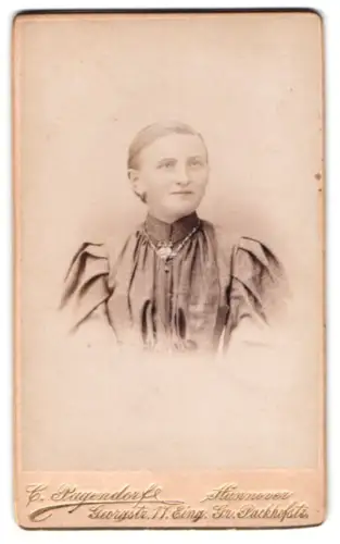 Fotografie C. Pagendorf, Hannover, Georgstrasse 17, Porträt einer Dame