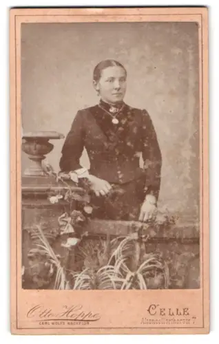 Fotografie Otto Hoppe, Celle, Altencellertorstr. 7, Frau in eleganter Kleidung
