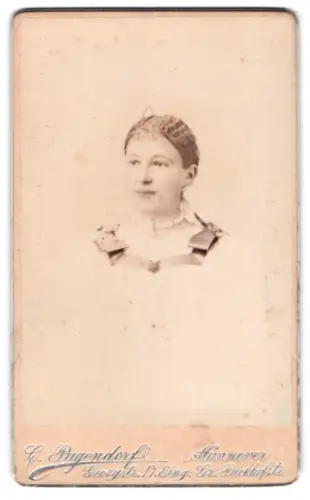 Fotografie C. Pugendorf, Hannover, Georgstrasse 17, Porträt einer jungen Frau