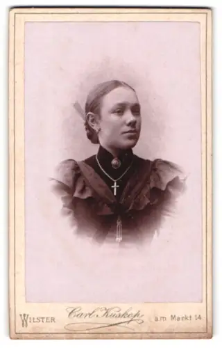 Fotografie Carl Kuskop, Wilster, am Markt 14, Porträt einer jungen Frau