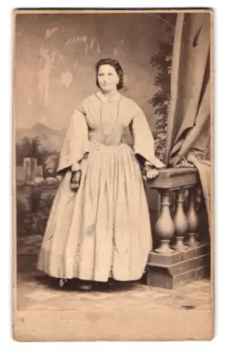 Fotografie O. Lauer, Reutlingen, Gartenstrasse 186, Frau in zeitgenössischem Kleid