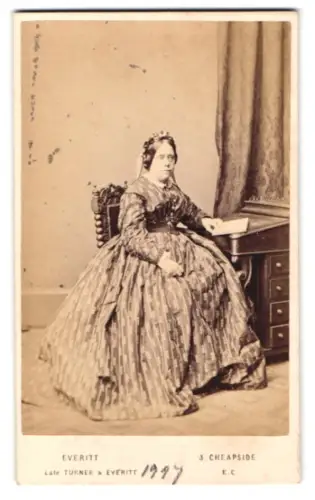 Fotografie Everitt, London, Cheapside 3, Frau in elegantem Kleid am Schreibtisch