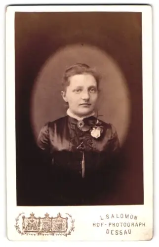 Fotografie L. Salomon, Dessau, Porträt einer Dame mit Blumenschmuck