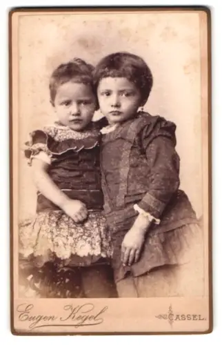 Fotografie Eugen Kegel, Cassel, 5. Gr. Rosenstrasse, Zwei Kinder im Atelier