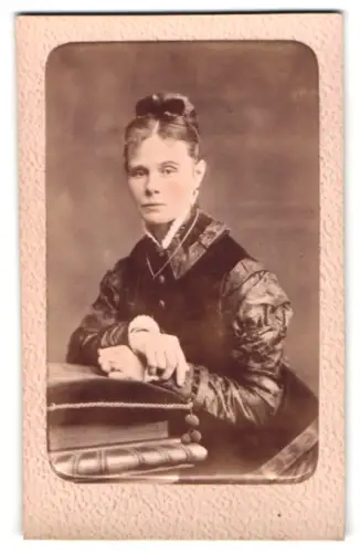 Fotografie Farina-Bolo, Vicenza, Piazza Vittorio Emanuele, Porträt einer eleganten Dame