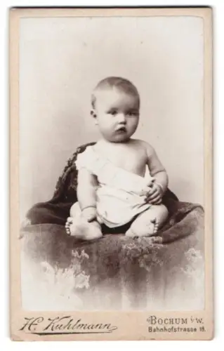 Fotografie H. Kuhlmann, Bochum, Bahnhofstrasse 18, Porträt eines Kleinkinds