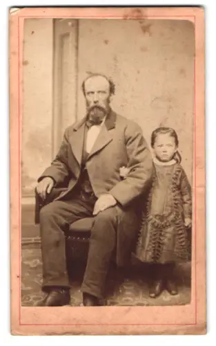 Fotografie unbekannter Fotograf und Ort, Vater mit Kind