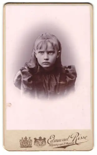 Fotografie Edmund Risse, Bochum, CDV eines jungen Mädchens mit ernstem Ausdruck