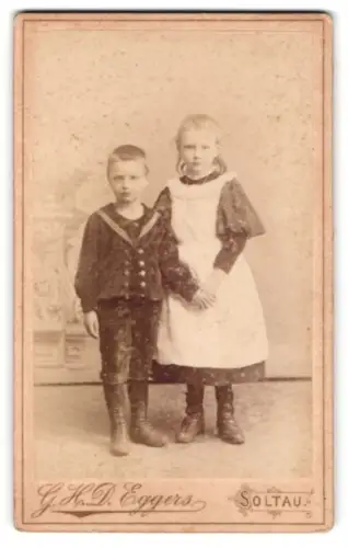 Fotografie G.H.D. Eggers, Soltau, Schützenstr., Zwei Kinder in traditioneller Kleidung